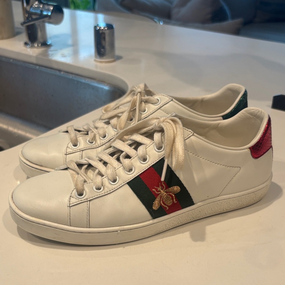 GUCCI White Sneakers with Red and Green Stripe